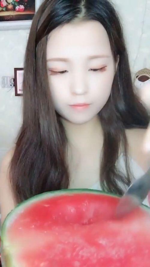 温柔小姐姐吃瓜,温柔小姐姐的瓜田奇遇记