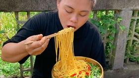 安徽小伙吃瓜事件,吃瓜事件引发网友热议