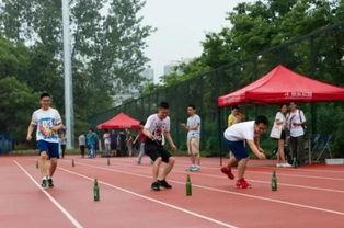 校园操场吃瓜,瓜香四溢，青春记忆里的欢乐时光