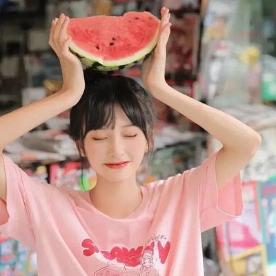 漂亮吃瓜少女图片