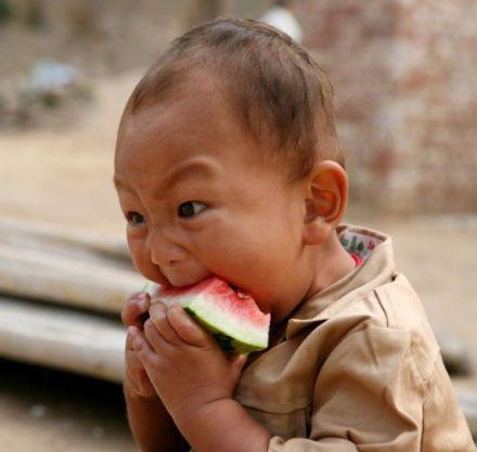 男孩闷头吃瓜,静谧时光里的成长故事