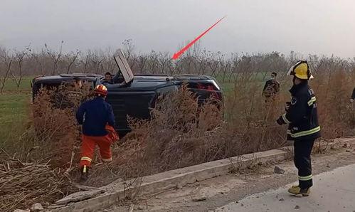 车祸吃瓜受伤视频,吃瓜群众意外受伤，视频记录惊魂一幕