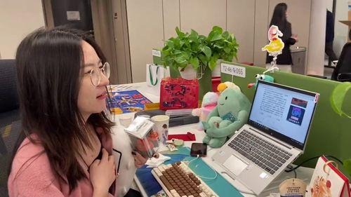 同事给你吃瓜,同事间的趣味互动与职场关系